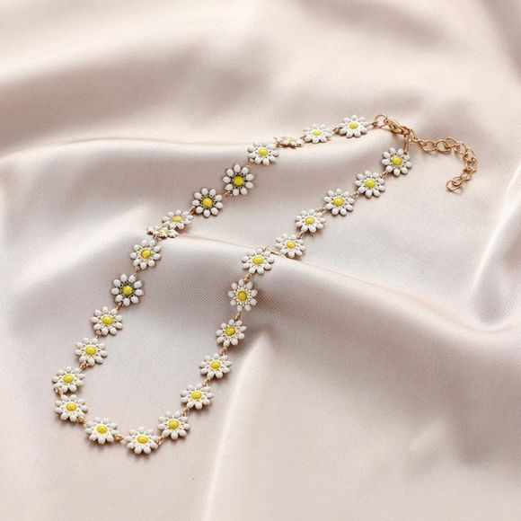 Modcloth Jewelry - White Daisy Enamel Chain Choker Necklace